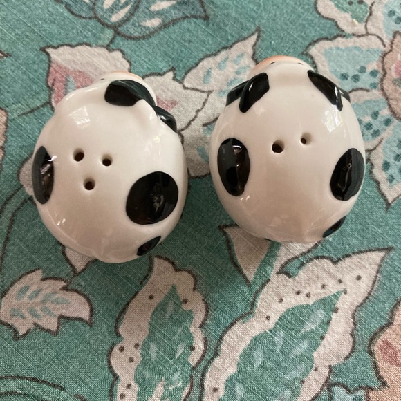 Cow Salt and Pepper Shakers 🐄 - Picture 5 of 6